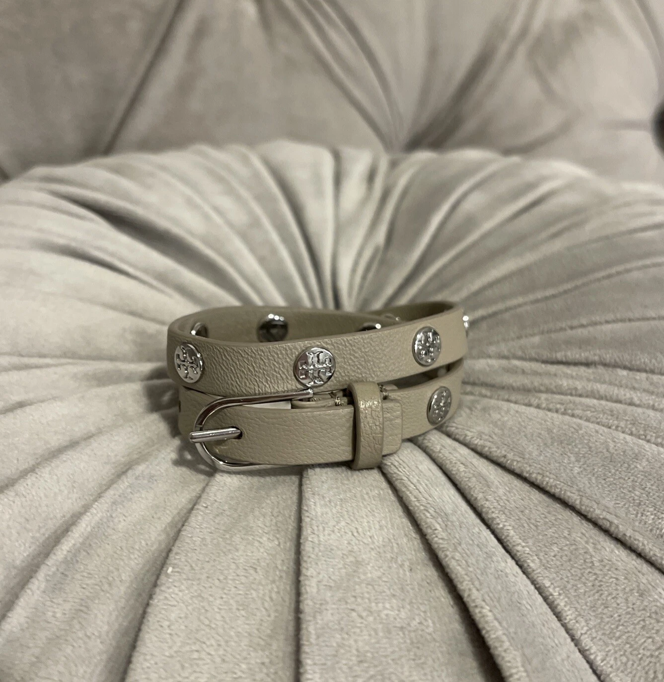 Bracciale In pelle borchiata Tory Burch Doppio Involucro Logo Borchie Grigio Argento