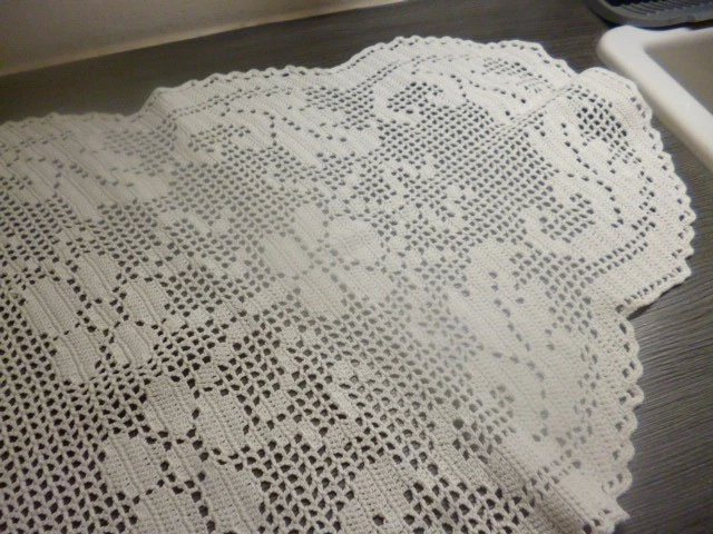 Von Oma: Schöne Häkeldecke 125 x 55 cm Spitzen-Decke Tischdecke Landhaus Stil - Bild 2 von 4