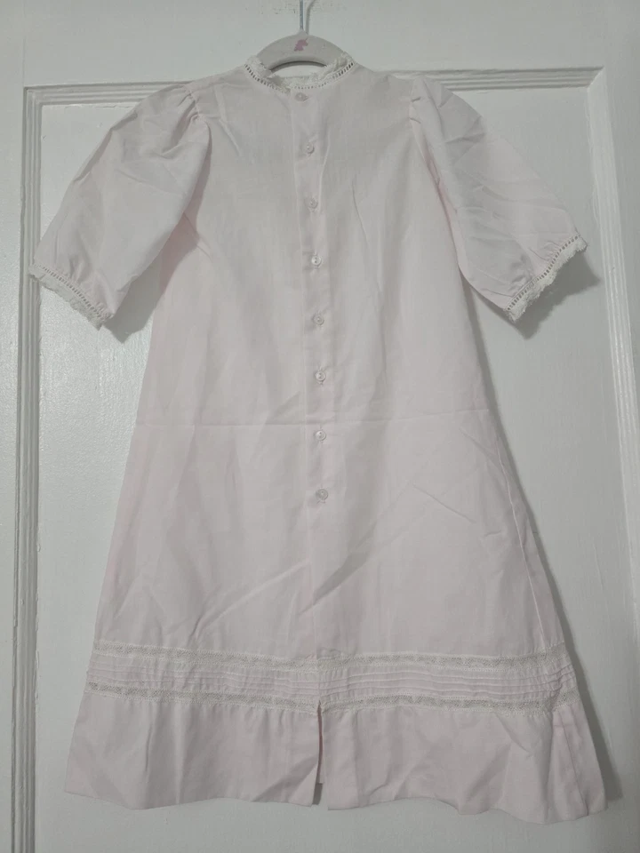 Vestido sin marca Heirloom rosa encaje recortado recién nacido botones espalda Foto 2 de 4