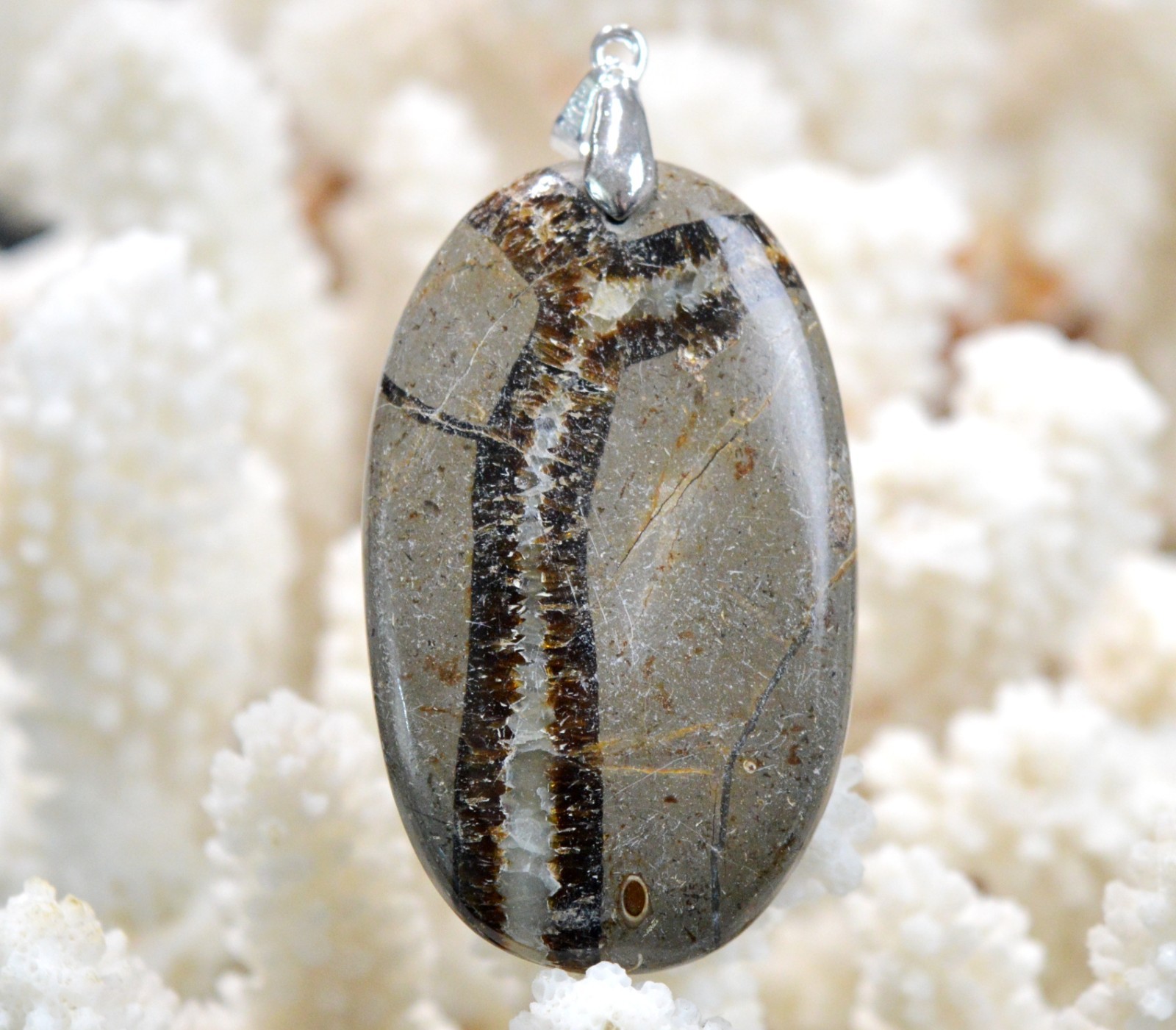 Pendentif Septaria 103 carats : Retrouvez l'harmonie grâce à la pierre naturelle GB55