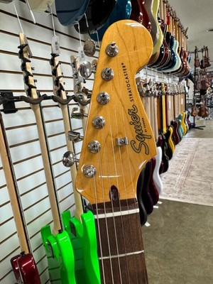 Squier Classic Vibe '60s Stratocaster with Laurel Fretboard - 3