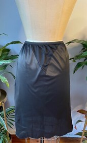 VTG 60'S VANITY FAIR BLACK NYLON SCALLOPED TRIM SHORT LINGERIE SLIP*S