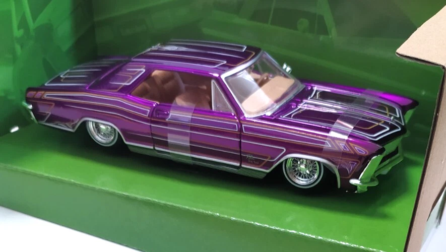 MAISTO DESIGN 1:26 AUTO DIE CAST BUICK RIVIERA LOWRIDERS 1965 VIOLA ART 32551 - Immagine 2 di 2