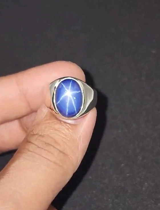 Hermoso anillo vintage de plata maciza con zafiro estrella azul lindy para hombre Foto 2 de 4