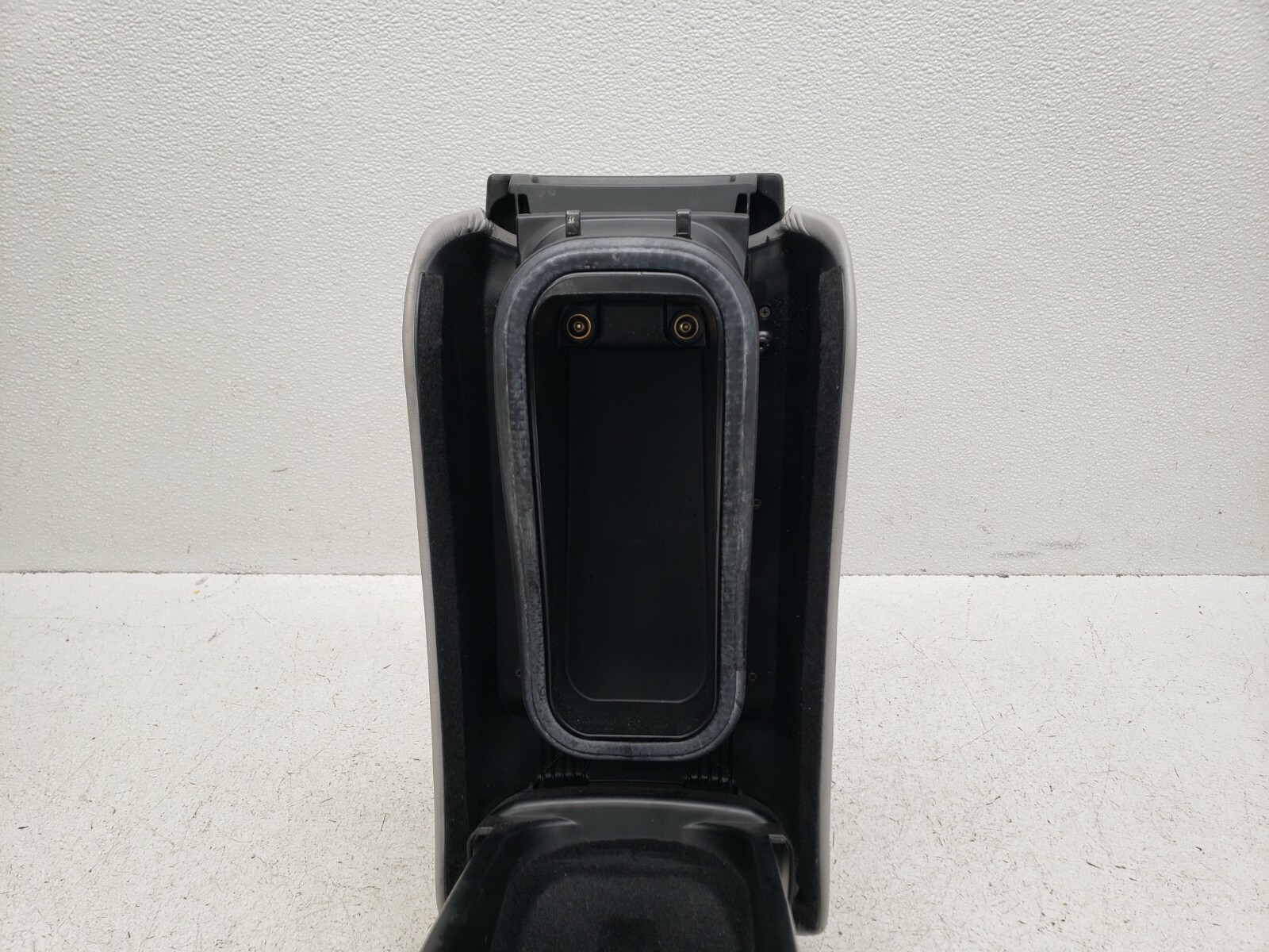 03-07 MASERATI QUATTROPORTE CENTER CONSOLE ARMREST STORAGE COMPARTMENT 501 OEM