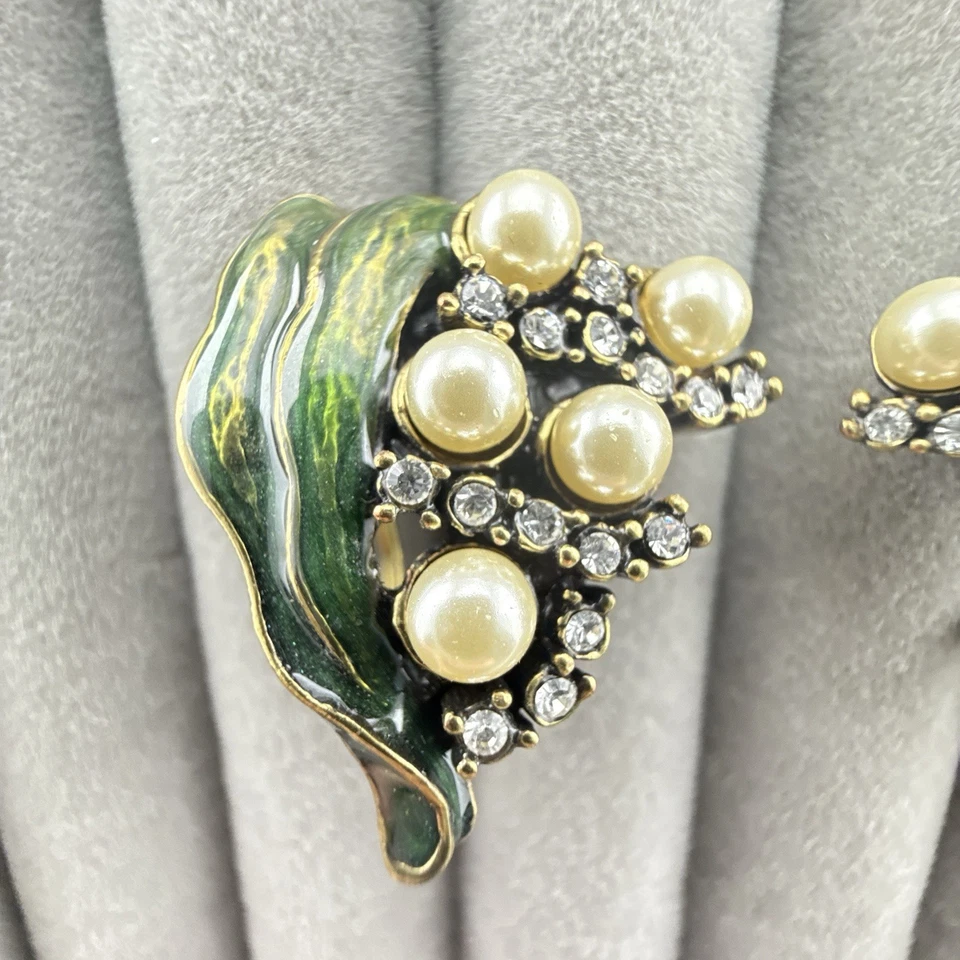 Pendientes Heidi Daus Esmalte Verde Lirio del Valle Omega Espalda Perla Imitación Foto 2 de 4