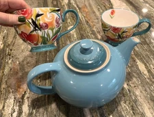 Le Creuset stoneware tea pot 1.3L Caribbean & 2 Potter's Studio mugs, all new