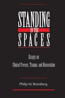 Standing In The Spaces | Philip M. Bromberg | Taschenbuch | Englisch | 2001