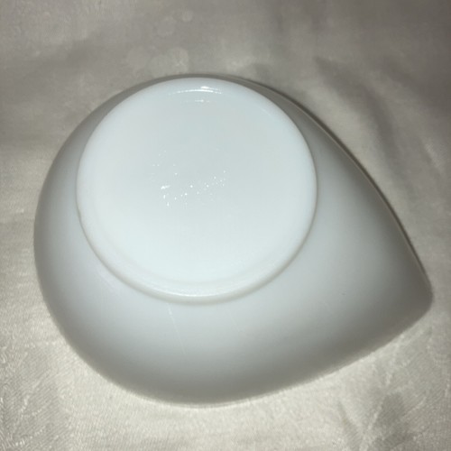 Vintage Fire King Tear Drop Spouted Mixing Bowl white 6.5 x 5 Pat Pend HTF - Picture 3 of 4