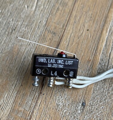 UND LAB 111SM47-T2 LEVER SNAP ACTION MICRO SWITCH 5A 250VAC