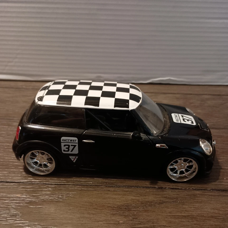 Jada Toys Dub City 2007 Mini Cooper S 1:24 Raceway 37 Foto 2 de 4