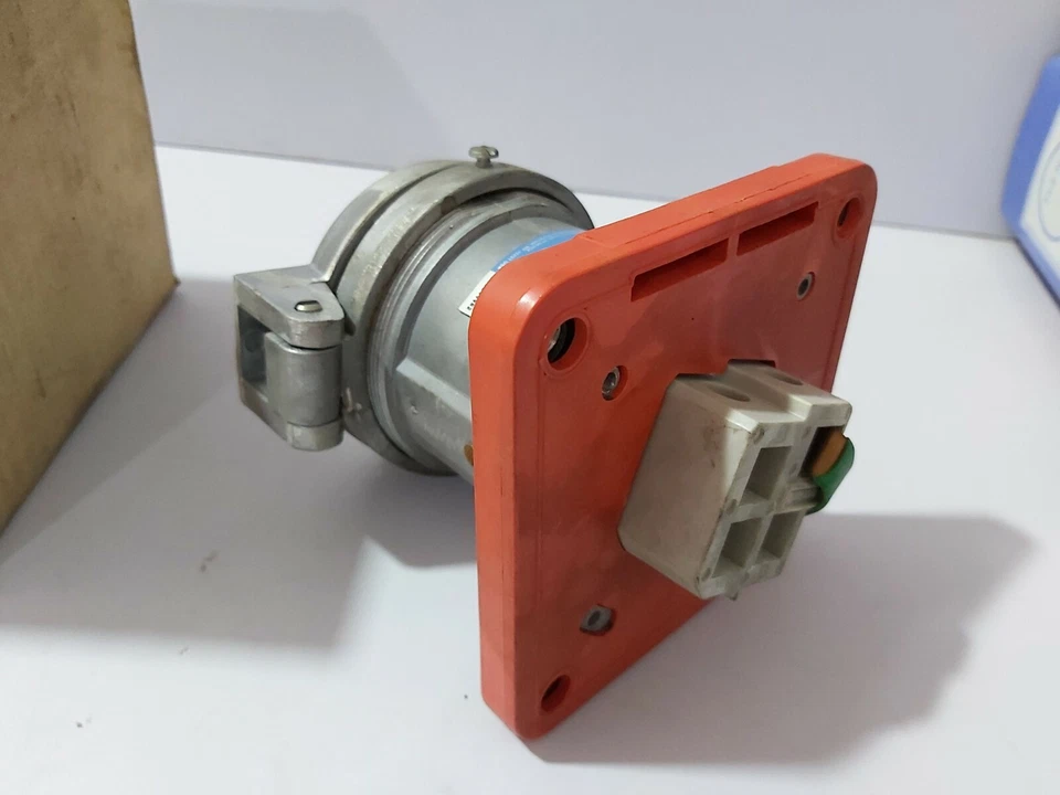 COOPER CROUSE-HINDS ARC64P RAINPROOF RECEPTACLE 3 WIRE 4 POLE STYLE 2 - Image 3 of 4