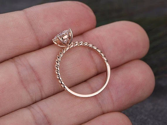 Anillo de boda de moissanita D/VVS1 corte redondo de 1,00 quilates de oro rosa sólido de 14 quilates talla 7 8 9 Foto 3 de 4