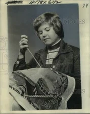 1975 Press Photo Mrs. Sandra Segel needlepointing a canvas - noc37930