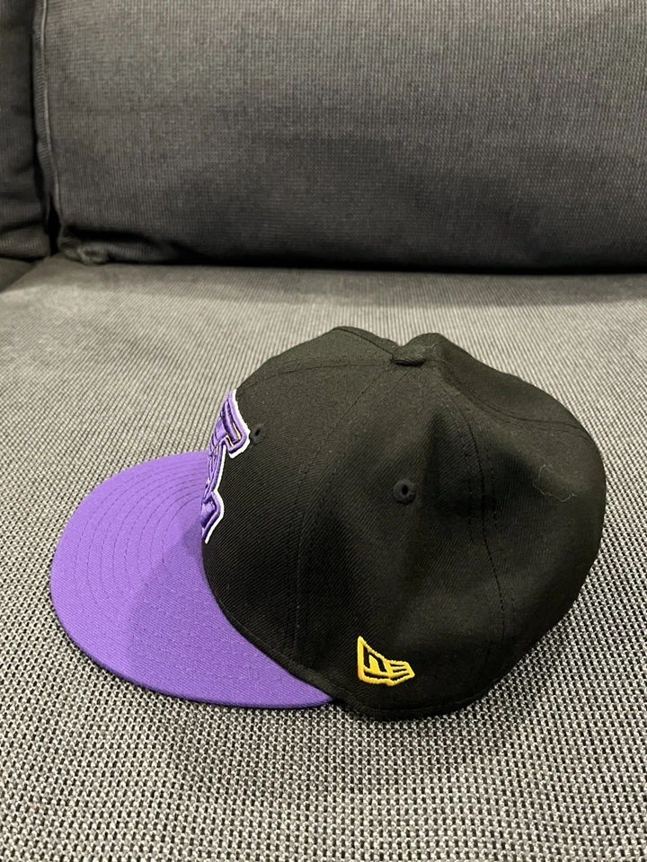 Parche lateral New Era negro y púrpura de Los Angeles Lakers 17 veces campeones talla 7 1/4 Foto 2 de 4