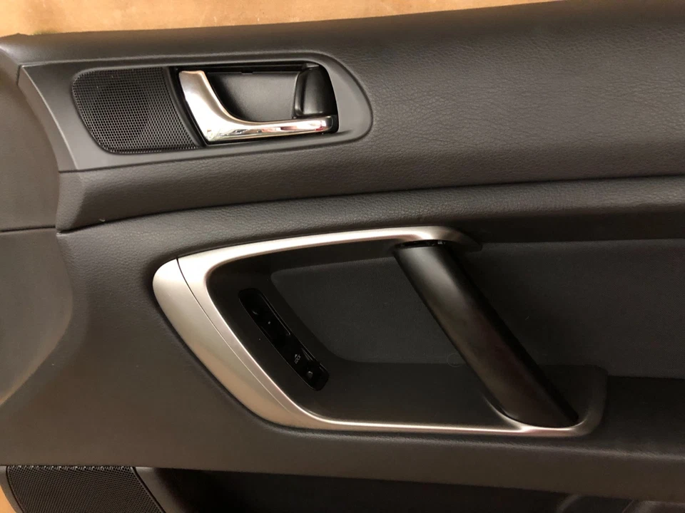 Painel da porta traseira Subaru 2008 2009 (frente do passageiro) - Imagem 3 de 4