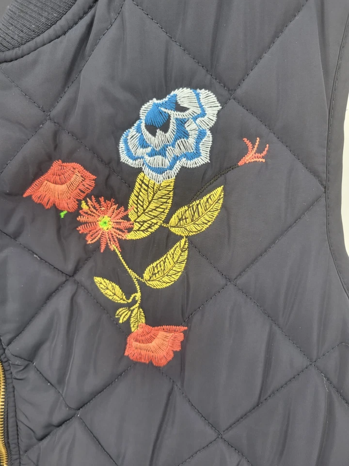 Colete Artisan NY Feminino Plus 2X Preto Acolchoado com Zíper Bordado Laços com Cadarço - Imagem 3 de 4