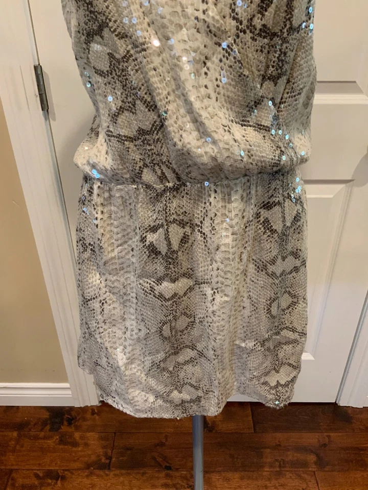 Mini Vestido Parker Tostado y Marrón 100% Seda Estampado Piel de Serpiente Lentejuelas Cuello en V, Talla S Foto 3 de 4