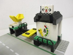 (AH 8) Lego train freight loading station from 4565 with BA 9V/RC