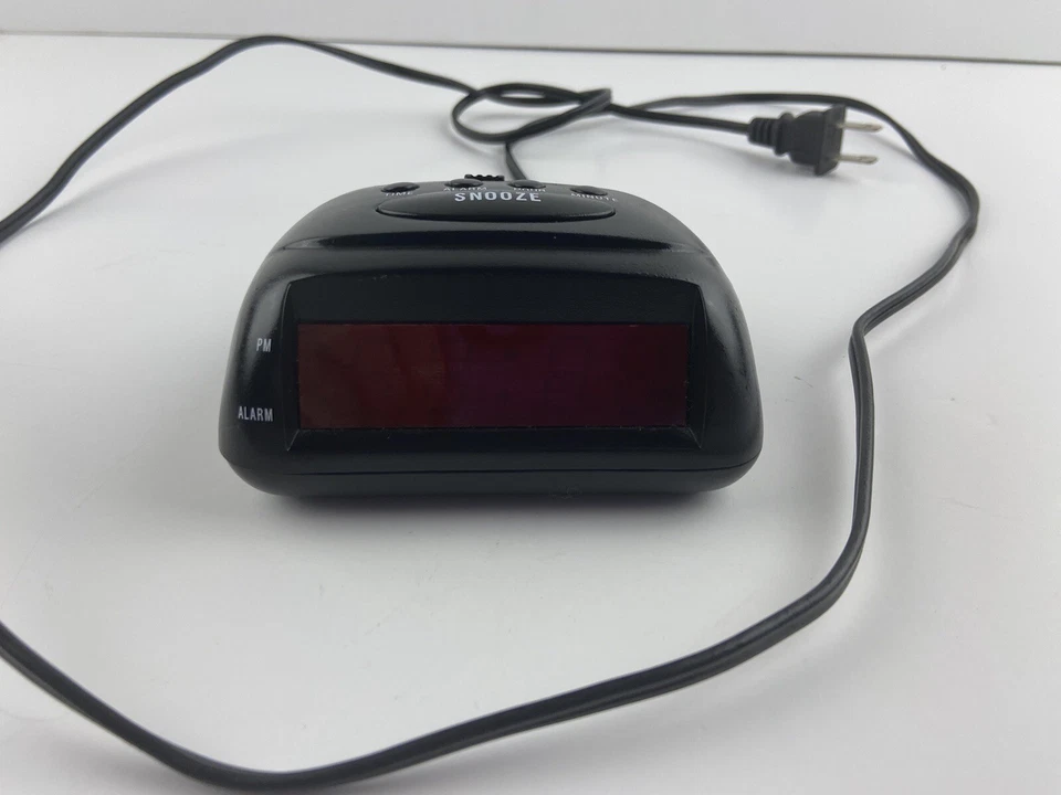 despertador negro y rojo puge in y funciona con pilas Foto 2 de 4
