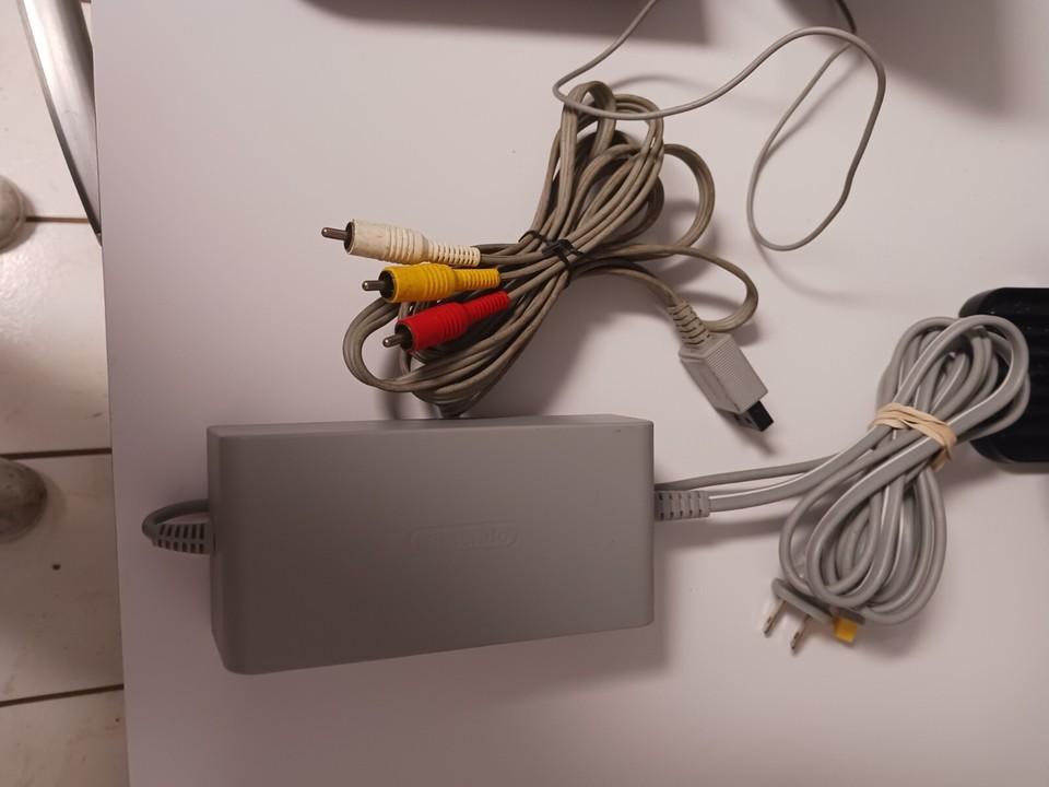 NINTENDO WII U CONSOLE GAMEPAD WITH CABLES CHARGER & 30 PRELOADED GAMES