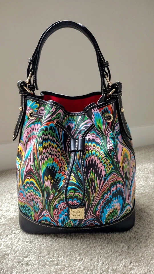 ❤️ DOONEY & BOURKE BOLSA BALDE CORDÃO PLUMAS GRANDES + CARTEIRA CONJUNTO DE PULSEIRA US$ 526 - Imagem 2 de 4