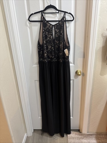 NWT David’s Bridal Lace Keyhole Tie Back Halter Dress 18