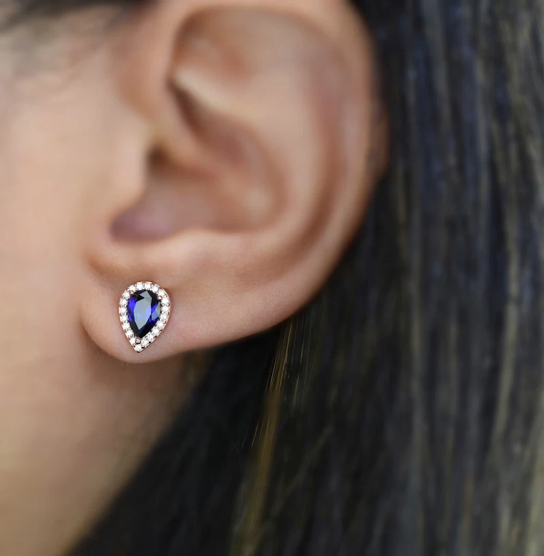 Aretes con halo enchapados en oro rosa de 14 k con zafiro azul simulado corte pera de 2,10 quilates Foto 4 de 4