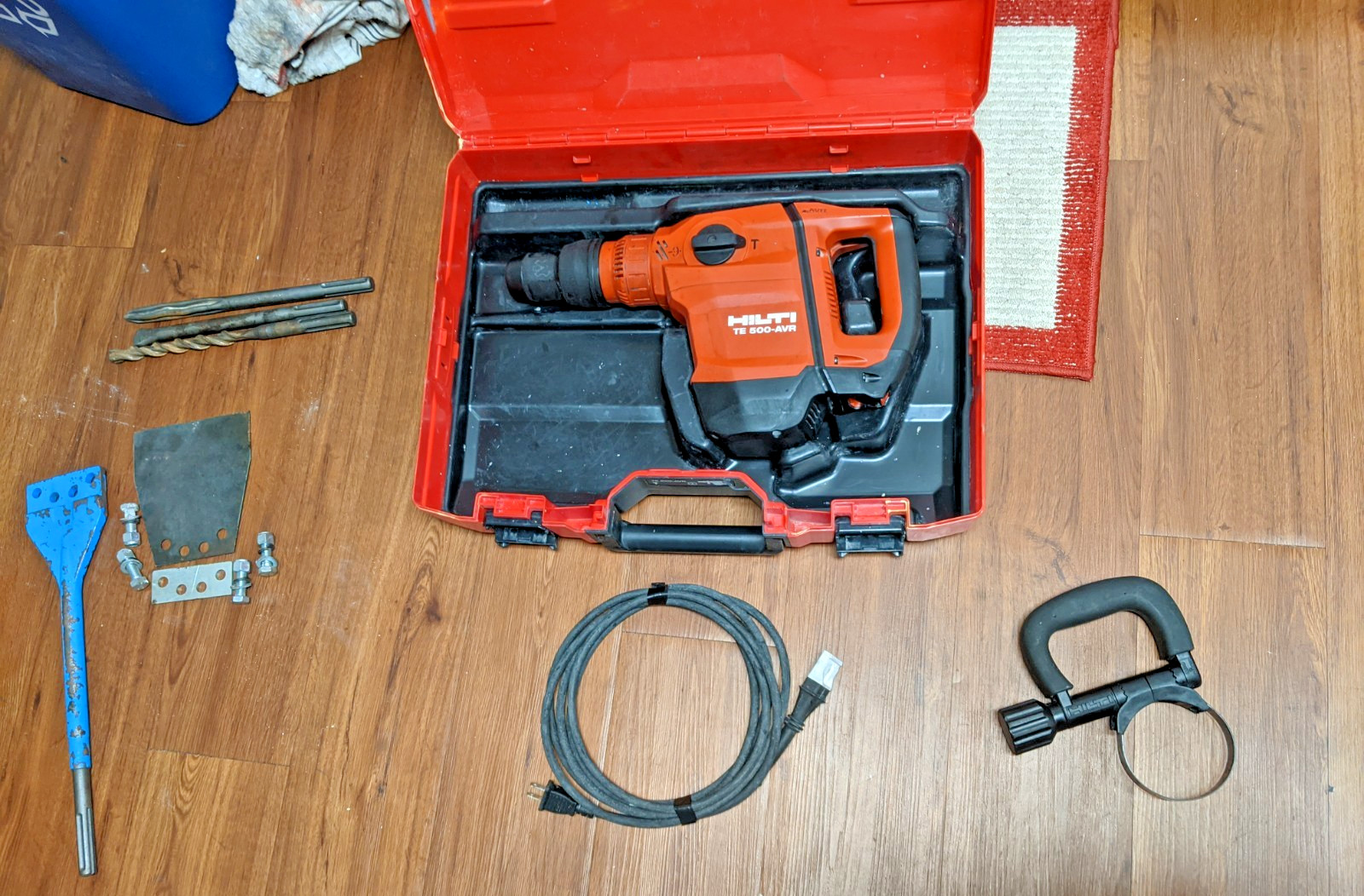 Hilti TE 500-AVR Demolition Corded Breaker 120V w/ Bits & Hard Case J454