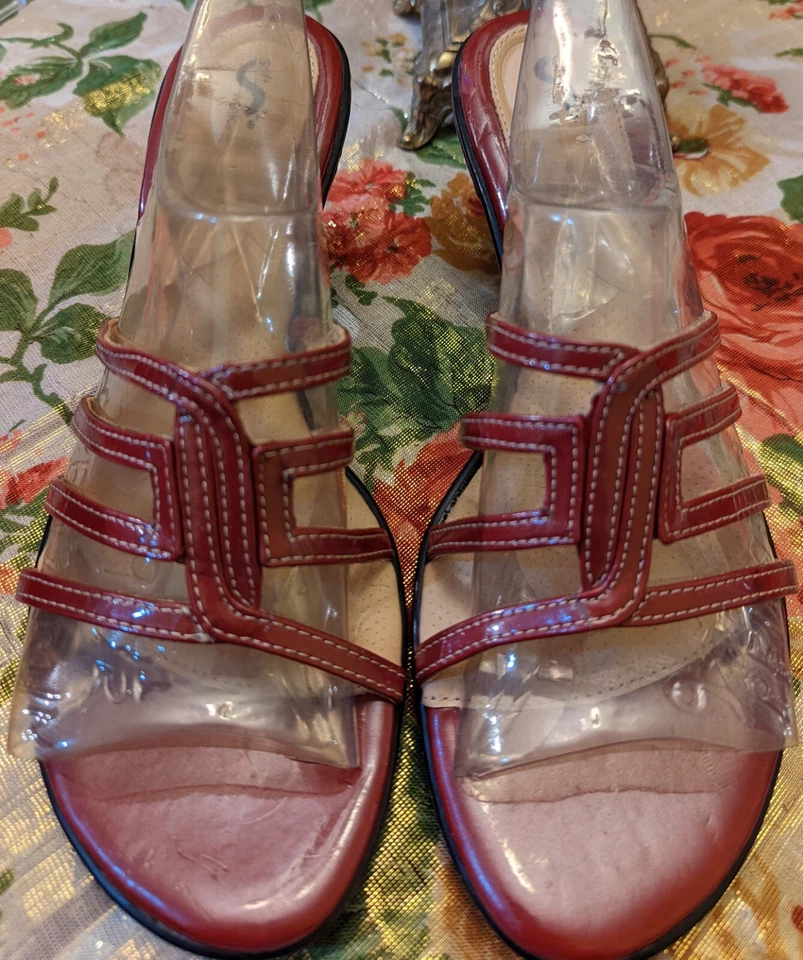 SANDALIAS SOFT WALK TALLA 10N ESTRECHAS ROJAS IMITACIÓN CHAROL TIRAS TACÓN 2.75" Foto 2 de 4