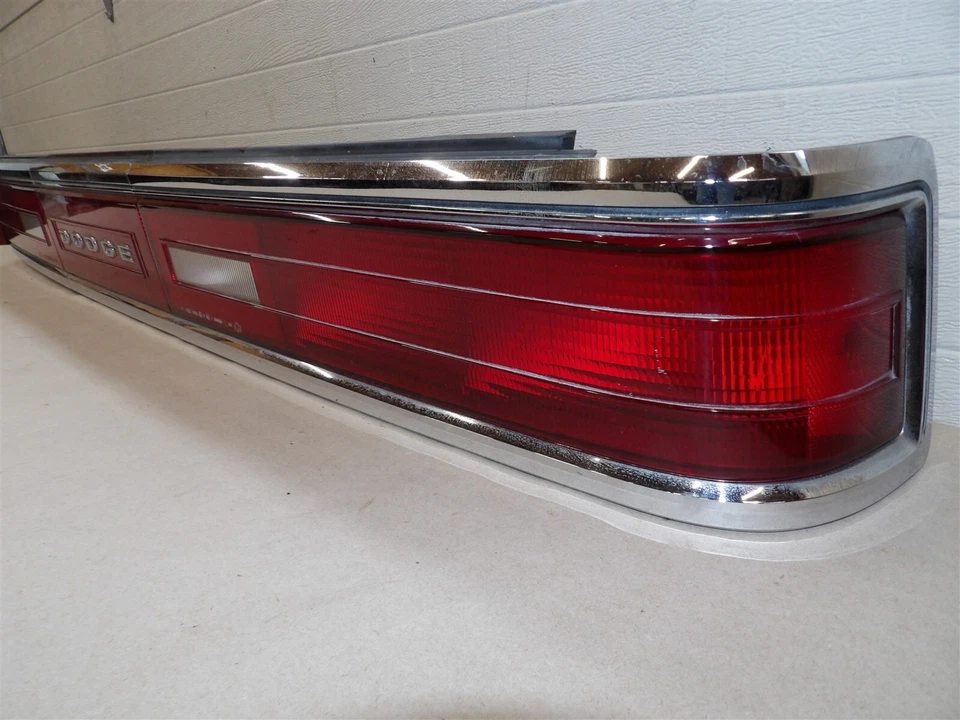JUEGO DE 3 PIEZAS MONTAJE PANEL TRASERO LUZ TRASERA DODGE DINASTY 88-1993 CON PANEL CENTRAL Foto 3 de 4