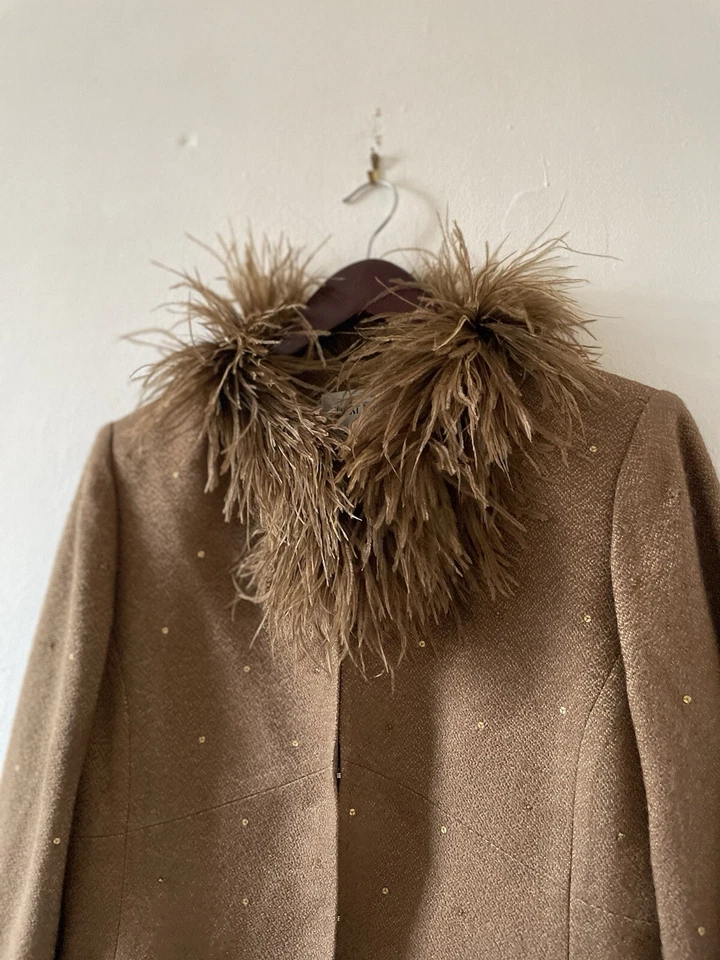 Jaqueta feminina vintage anos 90 Albert Nipon colarinho de penas 8 avestruzes P-M - Imagem 3 de 4