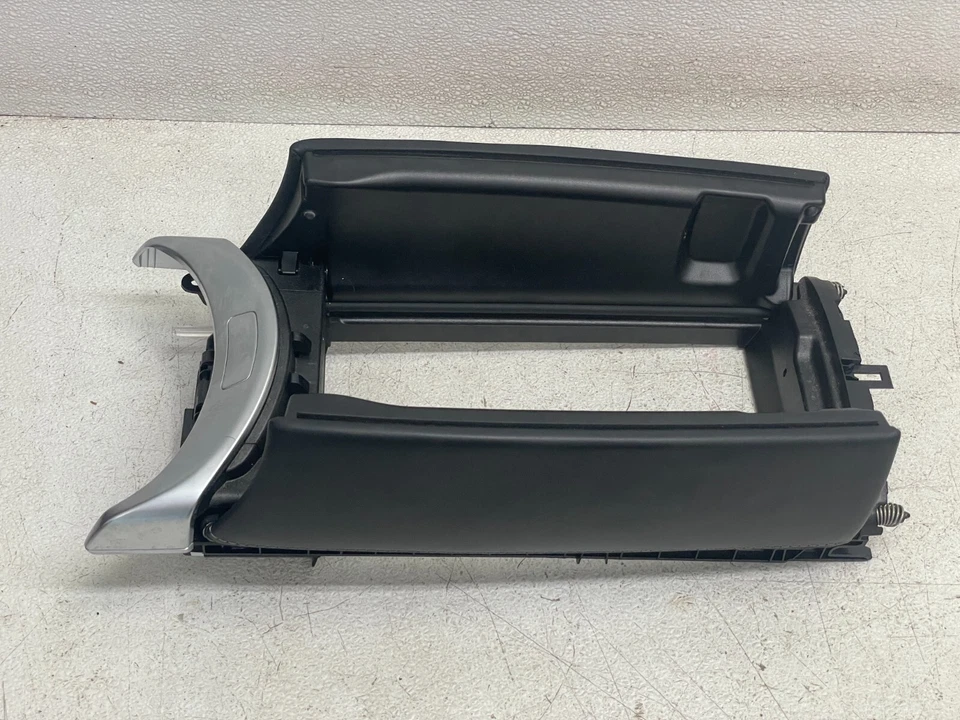 Крышка крышки подлокотника для хранения на центральной консоли Mercedes C63 AMG 2017 2018 годов выпуска 1440 от оригинального производителя - Изображение 2 из 4