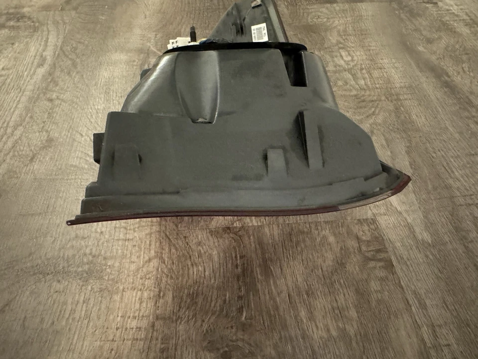 Lámpara de luz trasera exterior lado pasajero derecho Lexus LS460 LS460L 2007-2009 FABRICANTE DE EQUIPOS ORIGINALES Foto 3 de 4