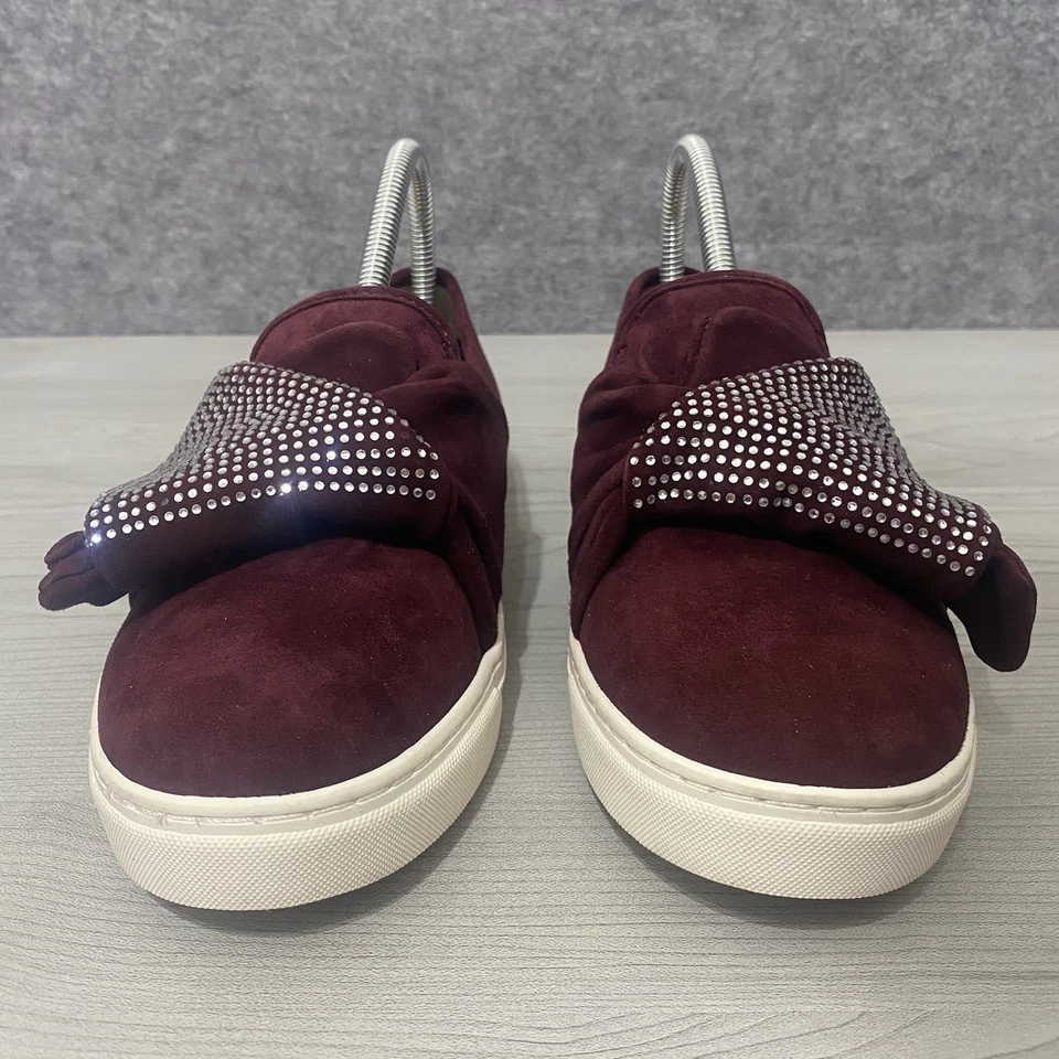 Zapatilla deportiva Vince Camuto Barita roja borgoña gamuza con tachuelas sin cordones para mujer talla 8W Foto 3 de 4
