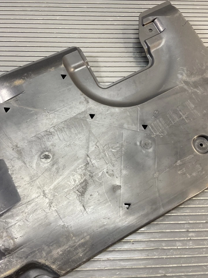 BMW M850i G16 2020-2024 bajo escudo izquierdo tanque de combustible cubierta panel OEM NOTA Foto 4 de 4