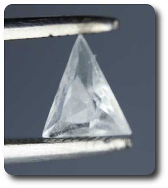 Datolite Russie 0.62 cts pierre gemme rare taillée VS pour bijoux