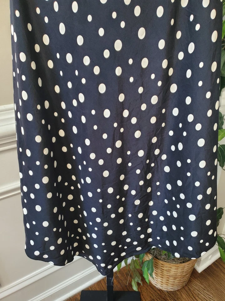 Vestido feminino INC preto e branco 100% seda gola V sem mangas comprimento do joelho tamanho 8 - Imagem 4 de 4