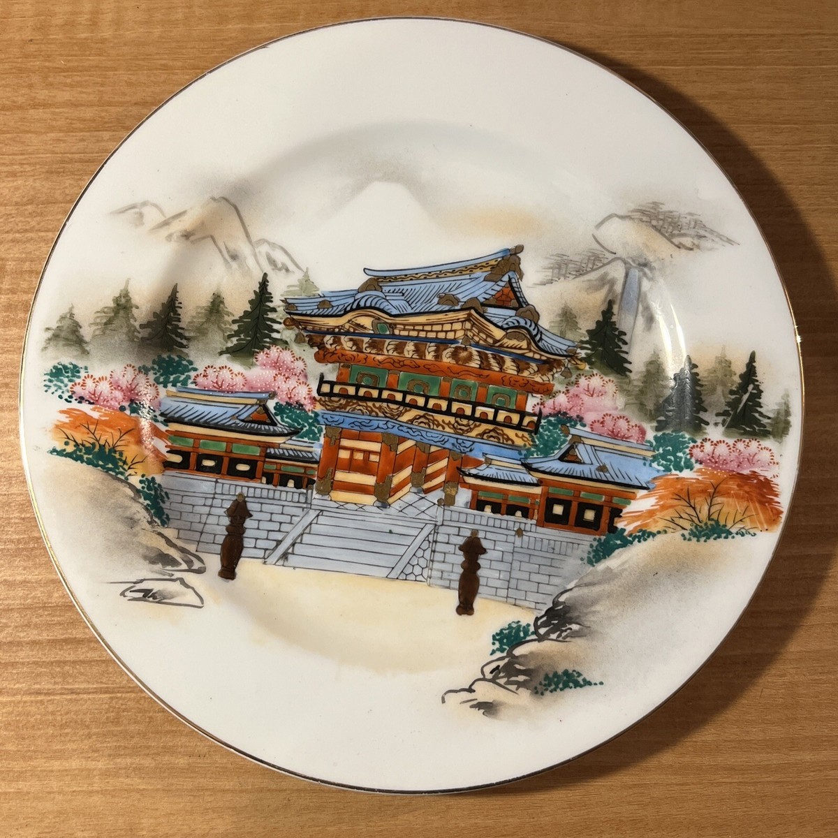 KUTANI ARTIST SIGNED HAND PAINTED PORCELAIN PAINT BEAUTIFUL