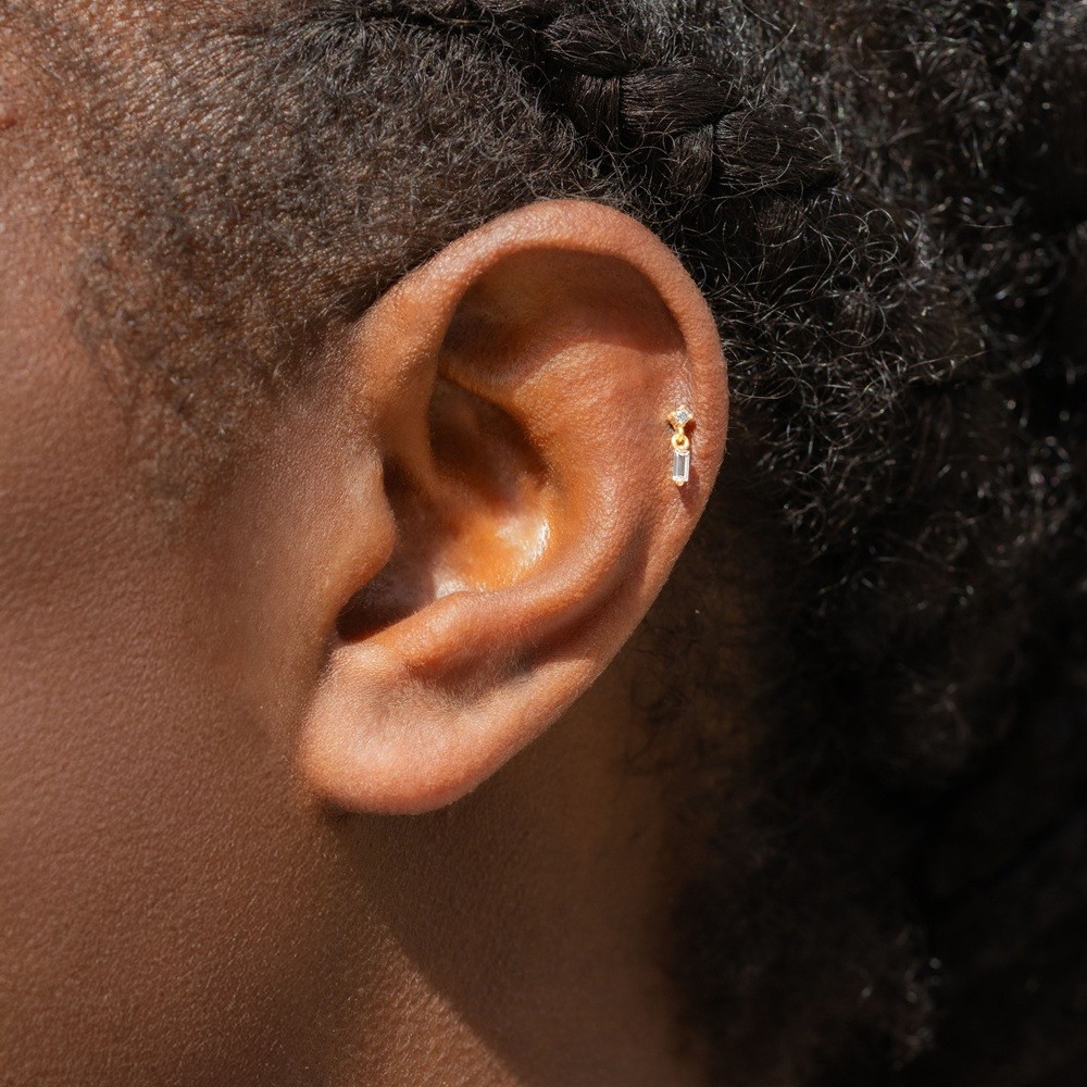 Piercing oreille titane anti-allergie doré 18k pour peaux sensibles