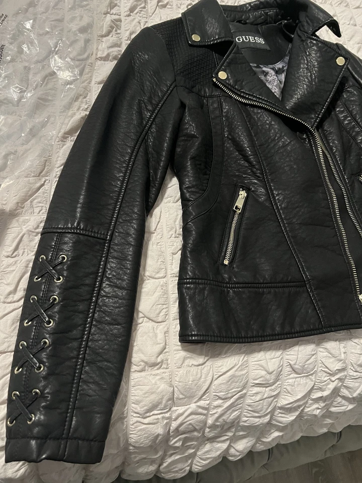 Chaqueta de motociclista Guess para mujer de cuero de cordero genuino calce ajustado; mediana Foto 3 de 4