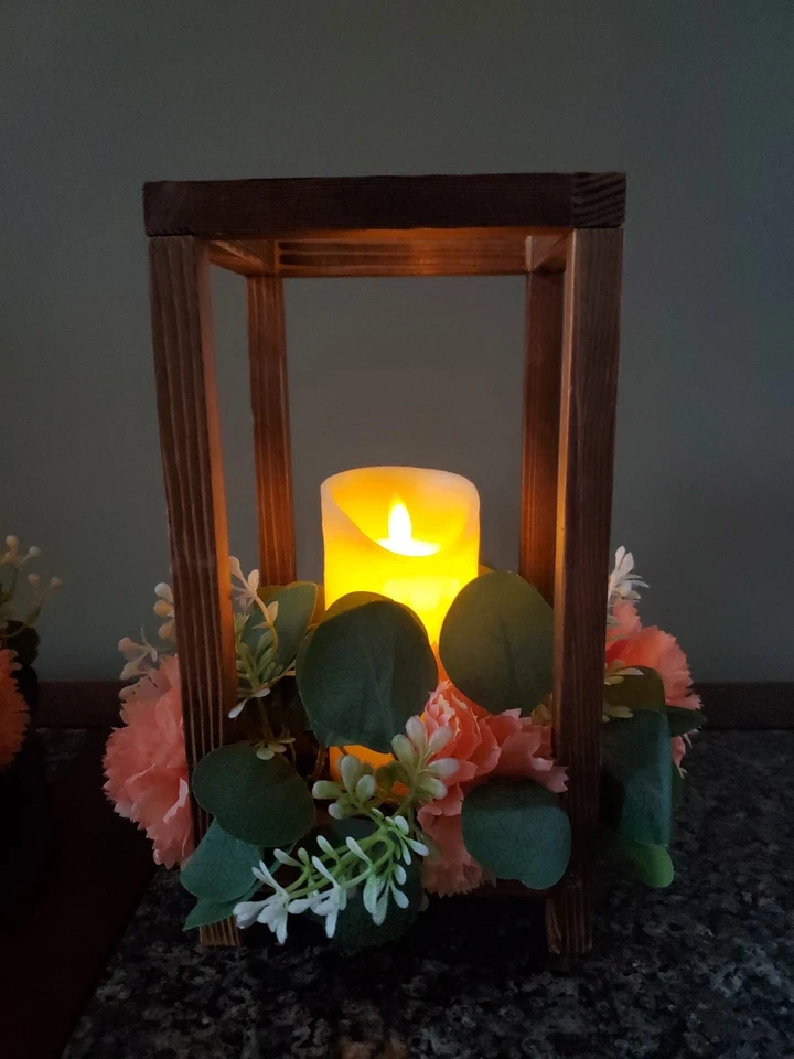 Centro de mesa linterna de madera rústica clavel melocotón Foto 2 de 4