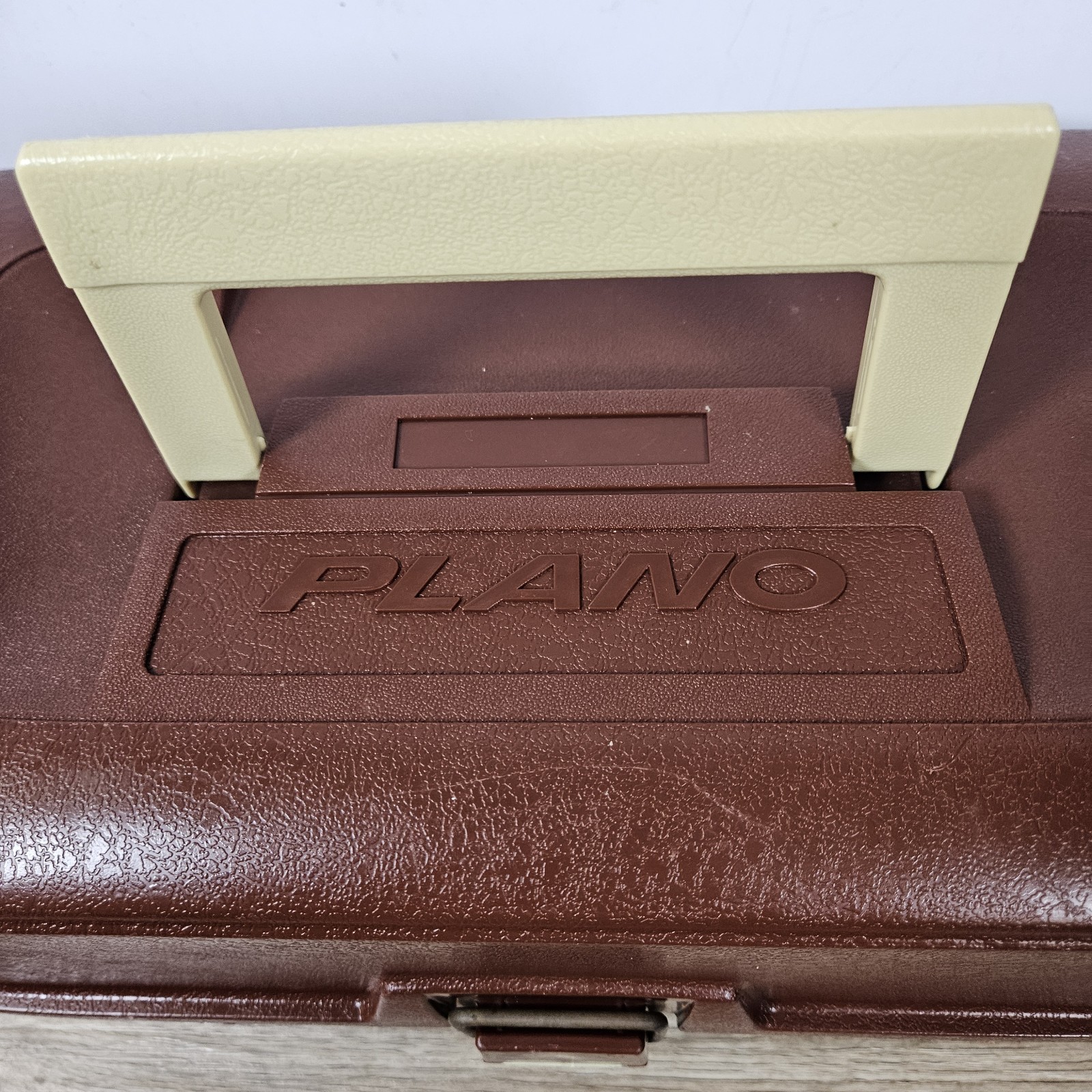 Vtg Plano 4200 Fishing Tackle Box 2 Tray Fold Out Brown Tan USA Made W/ Dividers
