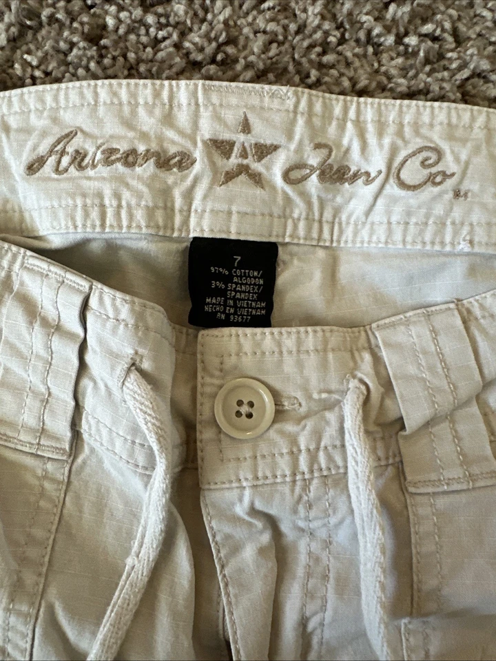 Pantalones capri Arizona Jean Co Juniors talla 7 (medidas 30X18) beige claro pierna acanalada Foto 4 de 4