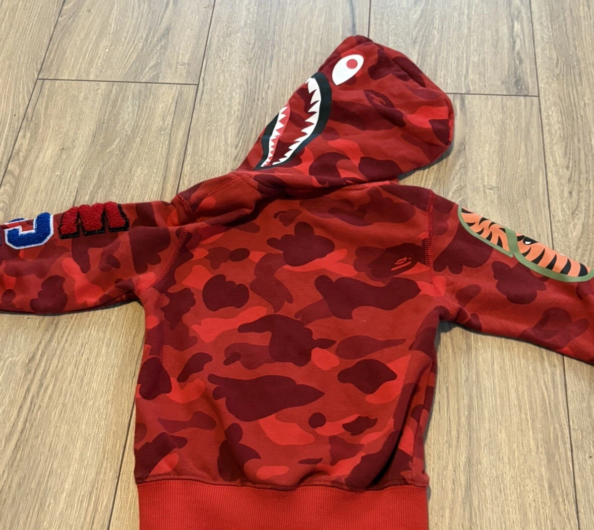 A BATHING APE (BAPE) Felpa con cappuccio BAPE A Bathing Ape bambino ragazzo ragazza taglia 90 rossa logo mimetico