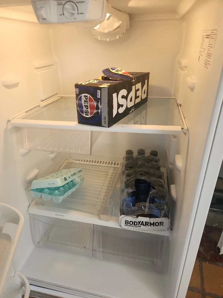 Frigidaire Refrigerator 18 cu ft – Works Great – - Image 4 of 4