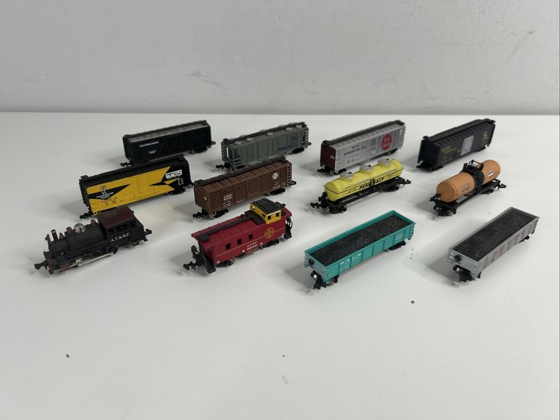 Bachmann N Scale Lot of a 0-6-0 Custom Detailed Locomotive & 11 Train Cars. VGC