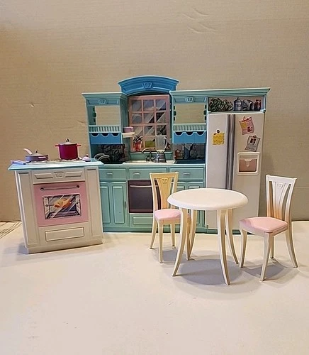 VINTAGE BARBIE LIVING IN STYLE KITCHEN PLAYSET FURNITURE 2002 W/ Table & Chairs