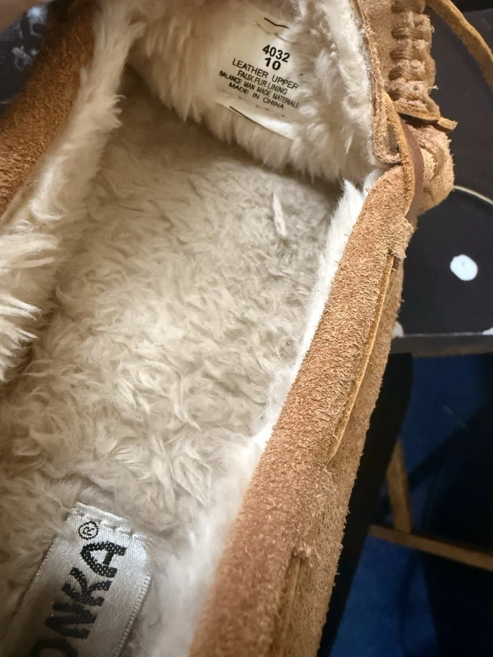 Minnetonka 棕褐色皮革莫卡辛拖鞋人造毛皮衬里女式 10 码 — 第 4/4 张图片