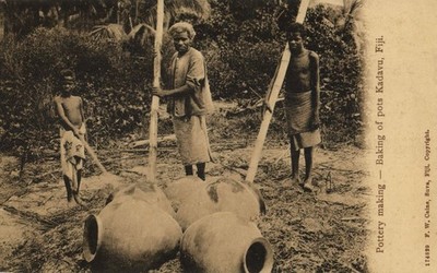 Fiji, KADAVU, Pottery Making, Baking Pots (1910s) Melanesia F.W. Caine Postcard